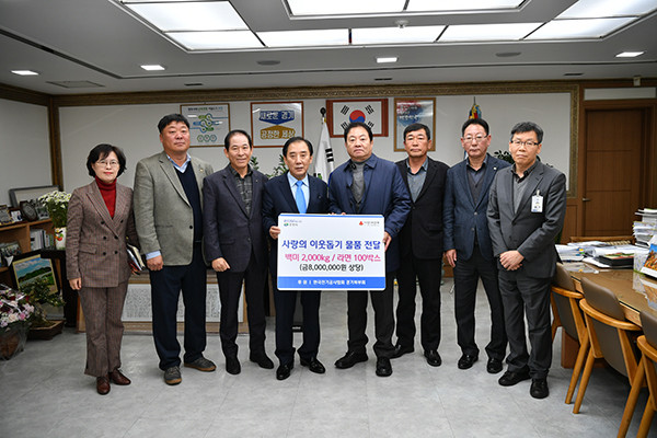 한국전기공사협회 경기도북부회 이근효 회장은 포천시 관내 소외계층을 돕기 위해 회원들이 십시일반으로 기부한 사랑의 후원물품인 쌀10kg 200포, 라면 100박스를 포천시에 기탁했다. (사진제공=포천시청)