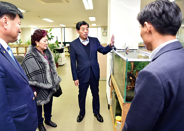 윤화섭 안산시장(가운데)이 15일 인바이오텍에서 열린 ‘기업SOS 이동시장실’에서 공장을 둘러보며 현장 소통을 하고 있다. (사진제공=안산시청)