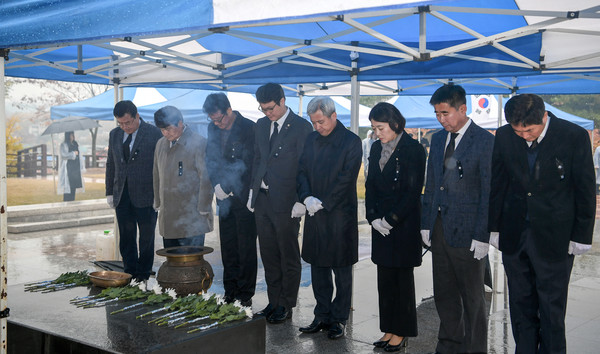 수청동 현충탑에서 제80회 순국선열의 날을 맞아 순국선열을 추모하고 있다.(사진제공=오산시청)