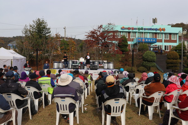 옹진문화은 지난12일 자월면에서‘옹진 찾아가는 문화공연’을 개최했다고 16일 밝혔다.자월면사무소 앞 잔디마당에서 열린 공연엔 주민 200여명이 참석했다.옹진문화원 주관으로 열린 이번 공연은 주민들이 함께 참여하고 즐길 수 있는 마술공연과 타악 퍼포먼스 공연, 트로트 공연, 판소리공연을 비롯해 자월 주민자치동아리 풍물팀의 공연이 무대에서 펼쳐졌다.자월면 주민들은 “섬지역이라 문화공연을 쉽게 접할 수 없었는데 다양한 공연을 주민들과 함께 관람할 수 있어 뜻 깊은 시간이었다”고 전했다.태동철 원장은 “지역 주민들의 적극적인 문화행사 참여에 감사드린다”며 “앞으로도 주민들이 자주 문화 공연을 향유할 수 있도록 폭 넓고 다양한 문화공연의 기회를 제공하겠다”고 말했다. (사진제공=옹진군청)