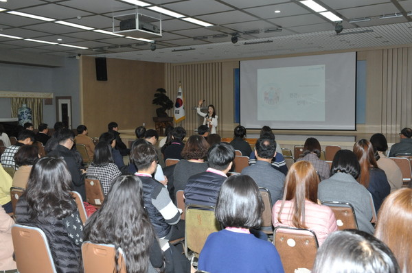 동두천시는 14일 동두천시 소속 전 직원 및 비정규직 직원을 대상으로 시청 대회의실에서 2019년 직장 내 장애인 인식개선 교육을 실시했다. (사진제공=동두천시청)