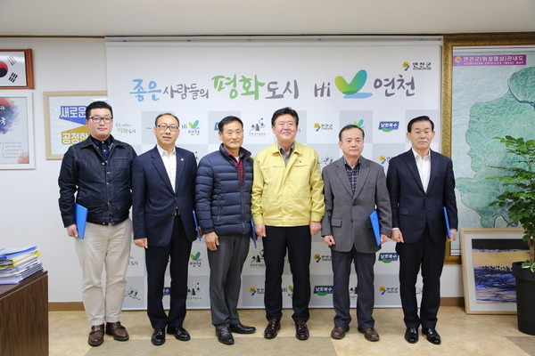 연천군은 연천군 체육회 선거관리위원 7명에게 위촉장을 수여하고 민간체육회장 선거와 관련하여 만전의 준비를 당부했다. (사진제공=연천군청)