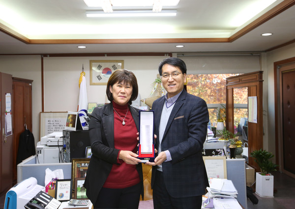 하남시의회는 방미숙 의장이 나눔문화 확산에 기여해 온 공로로 대한적십자사 창립 114주년을 기념해 감사패를 받았다고 밝혔다. (사진제공=하남시의회)