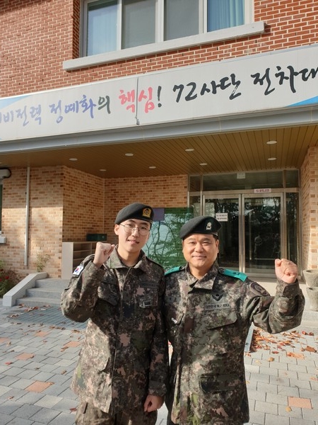 육군 제72보병사단(올림픽부대)전차대대 장병들이 뇌출혈 증상으로 의식을 잃은 응급환자를 구해 타의 귀감이 되고 있다. (사진제공=육군 제72보병사단)