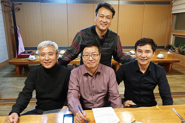 염태영 수원시장(가운데), 서철모 화성시장(오른쪽), 곽상욱 오산시장(왼쪽), 안민석 국회 문화체육관광위원장(가운데 뒤)은 17일 오산의 한 식당에서 만나 상생협력 방안을 논의했다. (사진제공=수원시청)