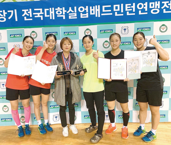 포천시청 직장운동경기부 배드민턴부가 지난 12일까지 전남 구례 실내체육관에서 열린 ‘2019 회장기 전국실업배드민턴 연맹전’에 출전해 3관왕을 달성했다. (사진제공=포천시청)