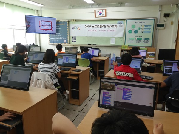 장명초등학교 1층 컴퓨터실에서 학생들이 소프트웨어교육을  체험하고 있다.(사진제공=장명초등학교)