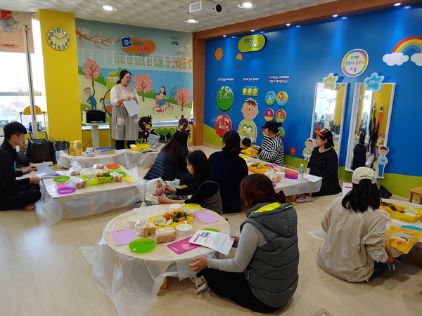 오산시 보건소에서  조리  프로그램 실습을 하고있다.(사진제공=오산시청)