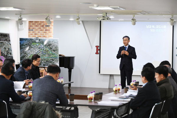 김포시가 야심차게 추진하고 있는 황해경제자유구역 추가지정을 위한 산업통상자원부 평가위원단 현장평가가 19일 오후 대곶면 오니산리 현장에서 진행됐다. (사진제공=김포시청)