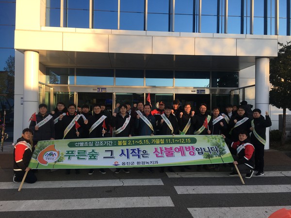 옹진군은 지난 20일 인천항 연안여객터미널에서 터미널 이용객을 대상으로 ‘자원 재활용 및 가을철 산불예방 캠페인’을 실시했다. (사진제공=옹진군청)
