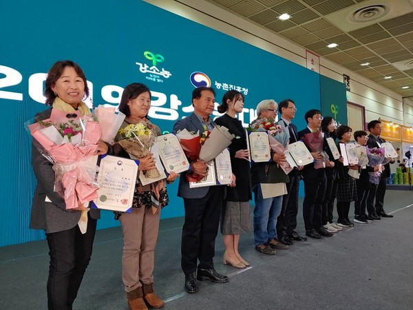포천시 e-비즈니스연구회는 지난 20일 열린 ‘2019 전국 e-비즈니스 우수농업인’ 평가에서 대상을 수상했다. (사진제공=포천시청)
