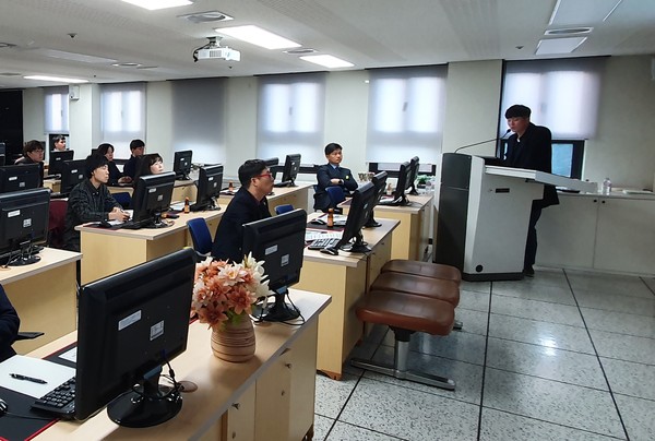 의정부시는 지난 19일 시청 정보화교육장에서 6급 이하 공무원을 대상으로 공간정보시스템 이용 활성화를 위한 공간정보시스템 사용자 교육을 실시했다. (사진제공=의정부시청)