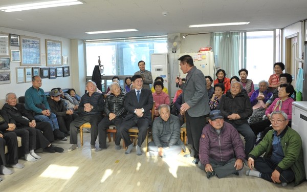 도시가스 배관망 지원 준공 기념동두천시는 지난 19일 동두천시 소요동 봉동마을회관에서 마을주민, ㈜대륜이엔에스 관계자 등 50여 명이 참석한 가운데 소요13통 일원 도시가스 배관망 지원사업 준공을 기념해, 주민과의 소통을 위한 대화의 자리를 가졌다. (사진제공=동두천시청)