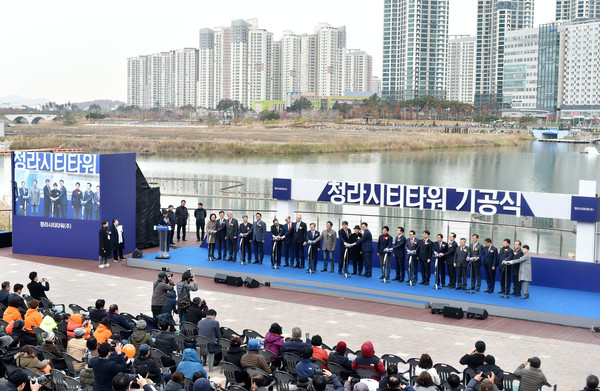 박남춘 인천시장이 21일 청라호수공원에서 열린 '청라시티타워 기공식'에서 시민들과 기공 세리머니를 하고 있다. (사진제공=인천시청)