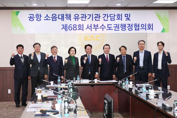정하영 시장이 21일 열린 항공기 소음 대책 유관기관 간담회에서 “공항은 꼭 필요한 공익시설이지만 그렇다고 소음으로 피해 받고 있는 주민에 대한 대책 마련에 소홀해서는 안 된다”며 “피해 지역 주민들에 대한 한국공항공사의 관심이 더 필요하다. 지원사업 예산총액의 획기적 확대가 시급하다”고 강조했다. (사진제공=김포시청)