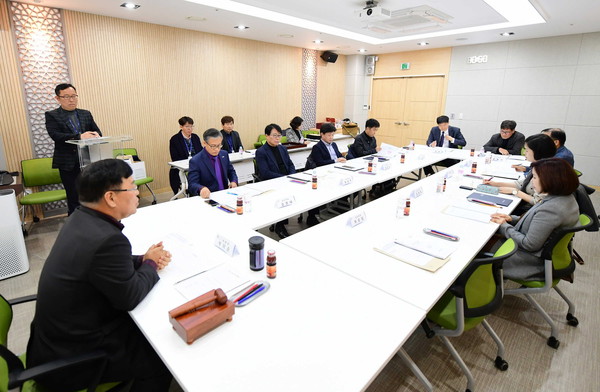시청 소회의실에서 에너지위원 위촉장 수여,   보고 및 자문,  안건심의 등 위원회 구성후 첫 회의를 진행하고 있다.(사진제공=화성시청)
