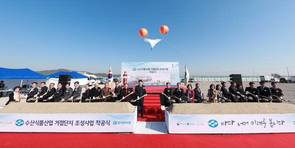 화옹간척지 4-12공구에서 박덕순 부시장을 비롯해 김홍성 화성시의회의장, 서청원·송옥주 국회의원  등 이참석한 자리에서  착공식을 진행하고 있다.(사진제공=화성시청)