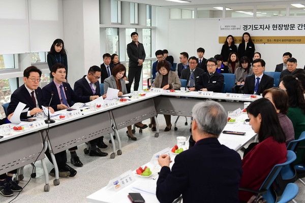 송린이음터 4층 문화교실에서 이재명 경기도지사가 참석한 가운데 ‘가족・다문화 정책 의견수렴' 현장 간담회를 진행하고 있다.(사진제공=화성시청)