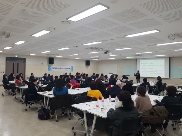 YBM연수원에서 여성친화도시의 기본 개념 및 여성친화도시 조성 우수사례, 성인지 감수성 향상 교육을 받고있다.(사진제공=화성시청)