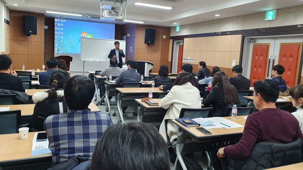포천시는 한국무역협회 경기북부지역본부와 경기북서부FTA활용지원센터 등과 함께 ‘포천근로자종합복지관 대회의실’에서 현장형 수출 지원 설명회인 ‘2019년 포천시 방방곡곡 수출플러스 설명회’를 개최했다. (사진제공=포천시청)