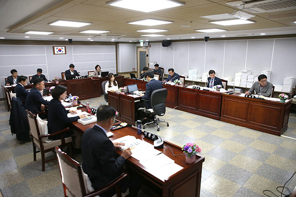 수원시의회 도시환경교육위원회는 내년도 행정사무감사 이틀째인 22일, 권선구청을 시작으로 감사에 돌입했다. (사진제공=수원시의회)