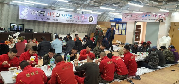 인천시 옹진군 연평면의 지역사회보장협의체(공동위원장 성복순, 박태완, 이하 협의체)가 22일에 소연평 대피소에서 ‘사랑의 자장면 나눔’을 진행했다. (사진제공=옹진군청)