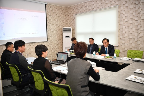 박윤국 포천시장은 시 관내 여성 CEO가 운영하고 있는 중소기업을 방문한 가운데 기업애로 청취을 비롯해 이들의 노고를 격려하고 나섰다. (사진제공=포천시청)