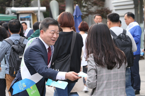 박승원 광명시장은 5월 9일 철산역에서 소상공인협회와 직원 20여명과 함께 광명사랑화폐 사용 활성화를 위한 가두 캠페인을 벌였다.(사진제공=광명시청)
