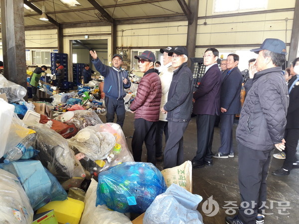 연천군 청산면 노인회장 12명은 청산면에 소재한 생활폐기물 처리시설인 자원새롬 센터 견학을 실시했다. (사진제공=연천군청)