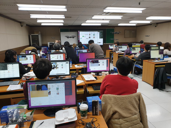 지난 15일 진행된 수원시  ‘드론을 활용한 인공지능 활용’ 교육. (사진제공=수원시청)