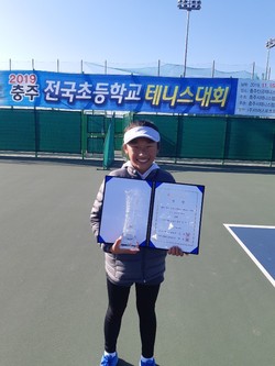 의정부시 G-스포츠클럽 테니스 초등부 오지윤(송산초) 선수가 충주 전국 초등학교 테니스대회 여자 10세부 단식 우승을 차지했다. (사진제공=의정부시청)