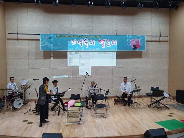 동탄노인복지관에서 관내 어르신을 모시고 창작마당극 ‘기억속의 멜로디’를 관람하고 있다.(사진제공=화성시청)
