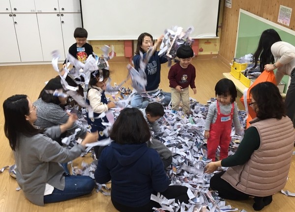 놀이지도사 1명을 채용·배치해 관내 영유아와 부모를 대상으로 다양한 놀이방법을 지도하고 있다.(사진제공=오산시청)