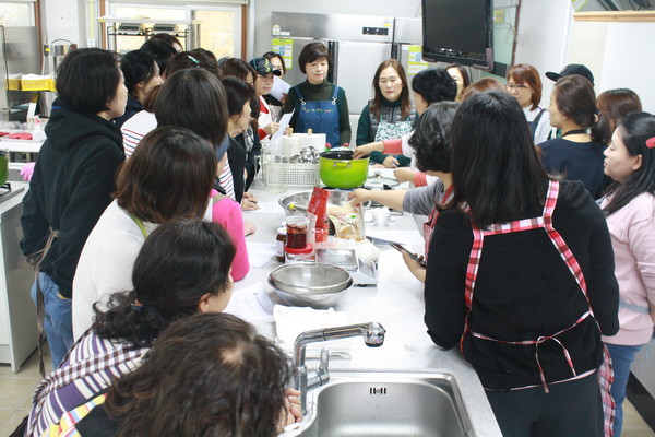 화성시농업기술센터 농산물가공교육장에서  송산포도를 이용한 고추장 담그기 이론 및 시연을 하고있다.(사진제공=화성시청)