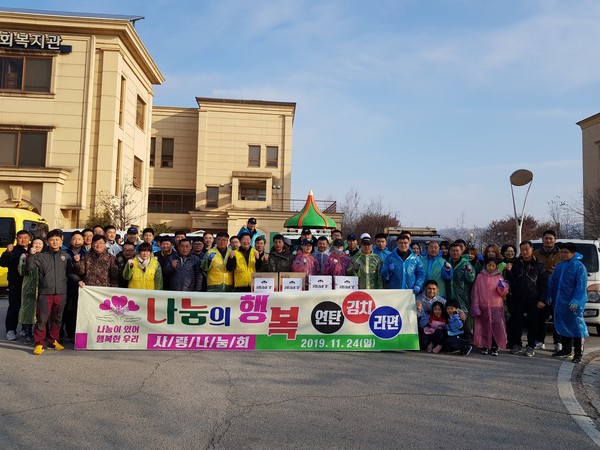 포천시 희망복지지원단 사업을 위탁·운영하고 있는 무한돌봄 중부희망복지센터는 추운 날씨에 난방으로 어려움을 겪고 있는 시 관내 소외계층 등 위기가정 10가구에 2000장의 연탄과 온수매트 5세트, 라면, 김장김치를 직접 전달하는 나눔사업을 가졌다. (사진제공=포천시청)