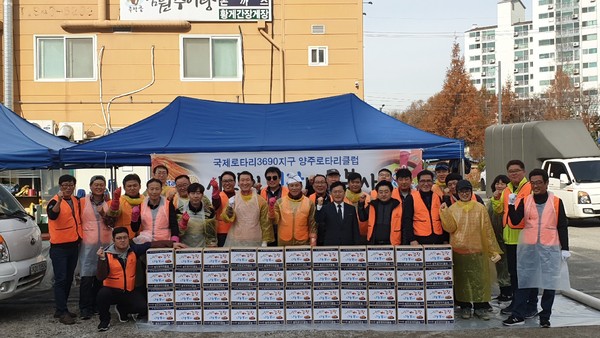 국제로타리3690지구 양주로타리클럽은 지난 25일 홀몸어르신과 저소득층 이웃을 위해 써달라며 직접 만든 김장김치 80상자를 기부했다. (사진제공=양주시청)