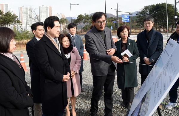 안병용 의정부시장은 지난 25일 민락동 880번지 일원에 추진 중인 민락 국민체육센터 건립공사 현장을 방문해 지역주민 및 영·유아 보육전문가들과 함께 공사 현황을 점검하고 시민여러분의 의견을 들었다. (사진제공=의정부시청)