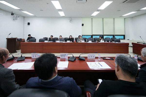 화성시의회 대회의실에서 화성시의회-축산업 관계자 간담회 를 진행하고 있다.(사진제공=화성시청)
