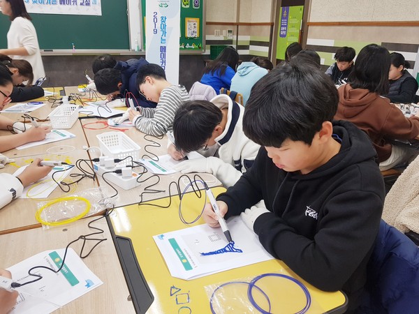 문시초등학교 6학년 2반에서  찾아가는 메이커 교실 프로그램을 진행하고 있다.(사진제공=오산시청)