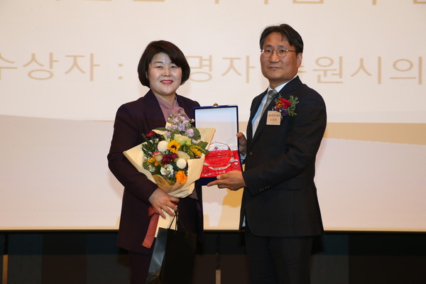 수원시의회 조명자(더불어민주당, 세류1·2·3·권선1동) 의장은 지난 26일 수원시한의사회(회장 최병준) 정기총회에 참석해 저출산 극복을 위한 한방난임지원사업에 대한 유공으로 대한한의사협회 감사패를 받았다. (사진제공=수원시의회)
