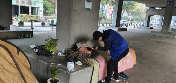 지난 16일 성남 모란고가교 아래에서 노숙인 상담 모습. (사진제공=성남시청)
