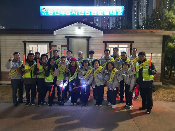 동탄4동 관내 일원 범죄 취약 지역 및 청소년 탈선 우려 장소 순찰을 기념하고 있다.(사진제공=화성시청)