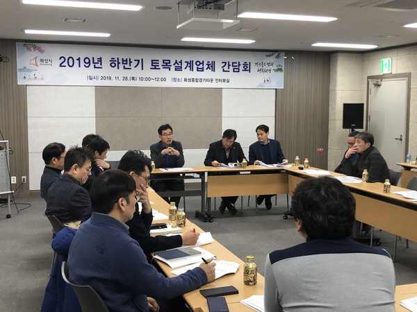 향남종합경기타운 인터뷰실에서 ‘인・허가 민원처리 행정효율성 증대 방안’을 위한 간담회를 진행하고 있다.(사진제공=화성시청)