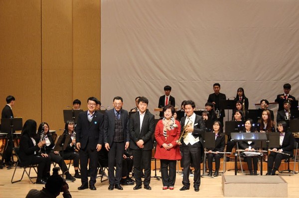 왼쪽부터 김대순 양주시부시장, 이상훈씨(이현준 군 父), 이현준군, 이희빈 교장, 심재선 지휘자(남문중교감) (사진제공=양주시청)