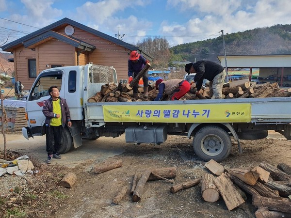 연천군은 동절기를 앞두고 지난 25일부터 숲가꾸기 부산물을 활용한 ‘사랑의 땔감나누기’행사를 추진하고 있다고 밝혔다. (사진제공=연천군청)