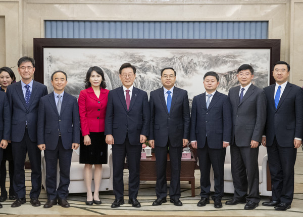 지난 27일 오후 중국 충칭시 우두호텔 회견장에서 이재명 경기도지사와 탕량즈 충칭시장이 환담을 마치고 참석자들과 함께 기념촬영을 하고 있다. (사진제공=경기도청)