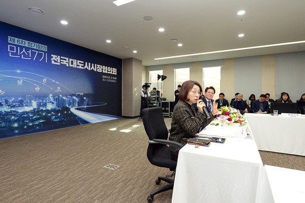 은수미 성남시장이 지난 27일 성남시 삼평동 판교 제1테크노밸리 내 스타트업 캠퍼스 2층 회의실에서 열린 민선 7기 전국대도시시장협의회 제 6차 정기회의’에서 성남하수처리장 이전 지하화사업 법령개정‘을 제안하고 있다. (사진제공=성남시청)