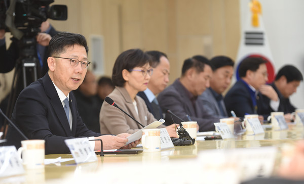 28일 오전10시 북부청사 2층 상황실에서 김현수 농식품부장관과 양돈농가 간담회를 가졌다. (사진제공=경기도청)