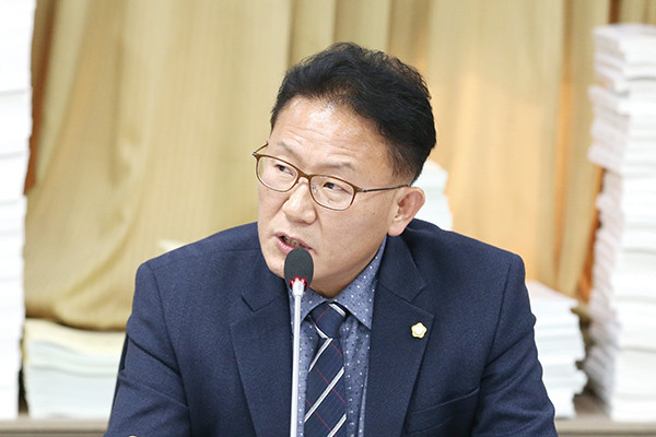 채명기 수원시의회 의원이 환경국 청소자원과에 대한 행정사무 감사에서 질의하고 있다. (사진제공=수원시의회)