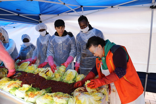 포천시 선단동 소재 대진대학교 대진국제자원봉사단이 시 관내 어려운 이웃들을 위해 학생회관 주차장에서 김장나눔 봉사활동에 나섰다. (사진제공=포천시청)